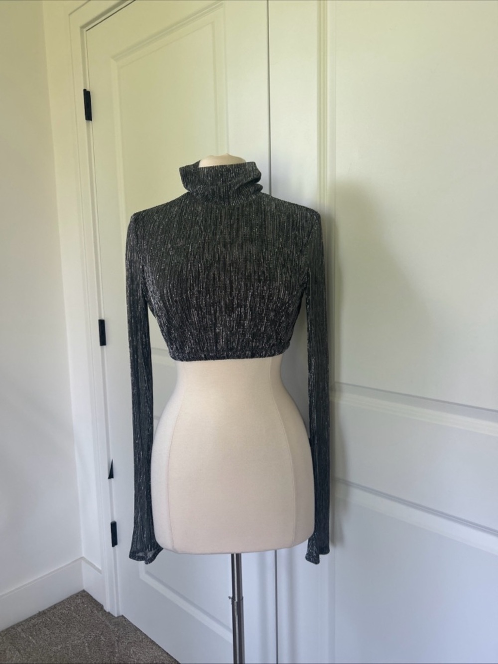 HOUSE of CB size M Tamara Silver Lurex Cropped Mock Neck Top